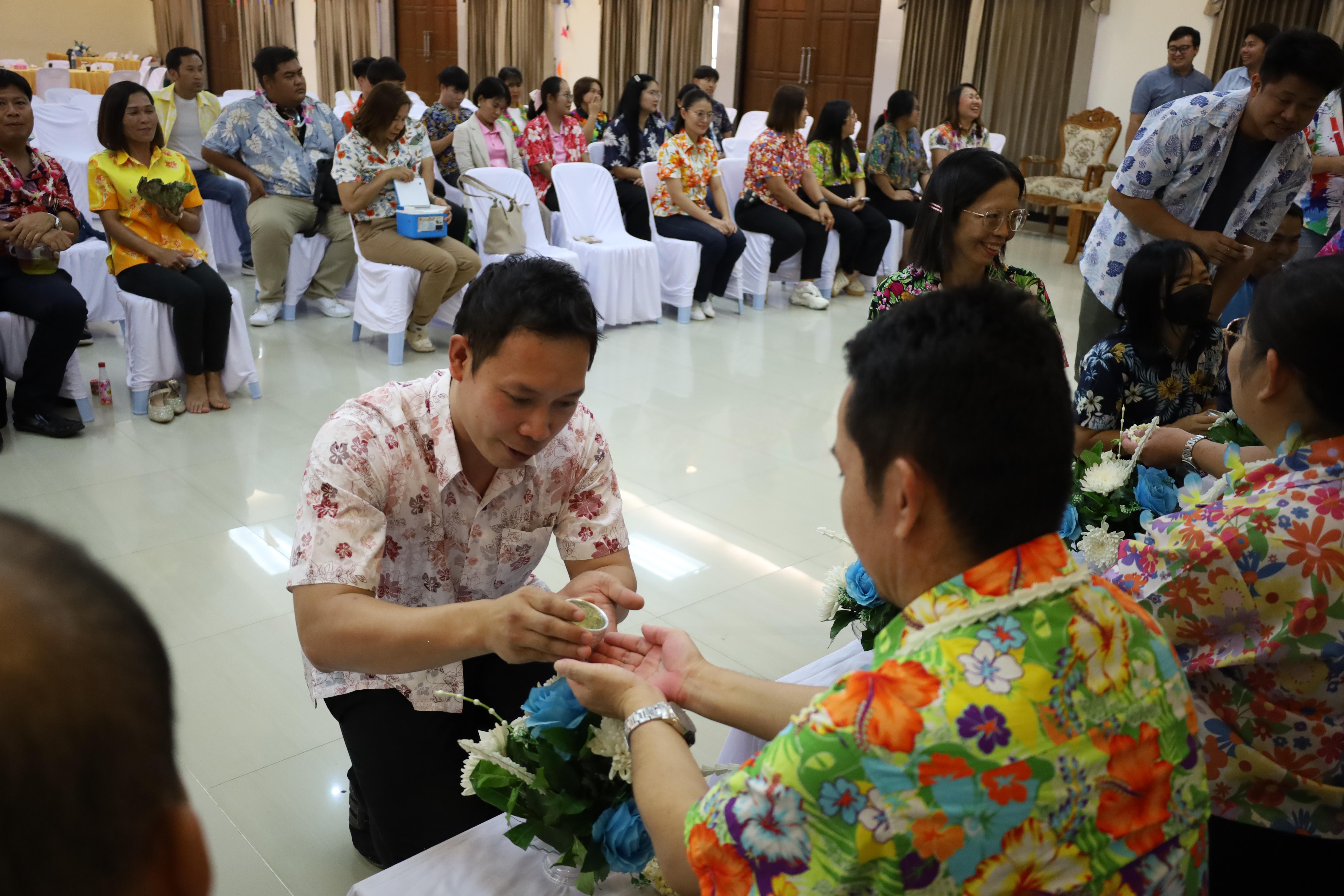 164. วันที่ 26 เมษายน 2568 สาขาการบริหารการศึกษา ได้จัดกิจกรรมรดน้ำดำหัวคณาจารย์ระดับบัณฑิตศึกษา ประจำสาขาการบริหารการศึกษา ณ ห้องประชุมครุร่มสัก 1 ชั้น 3 อาคารคณะครุศาสตร์